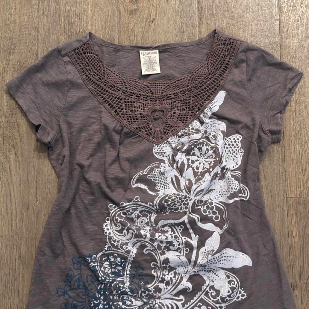 2000s Ransom brown grey floral baby tee with crochet neckline size medium y2k